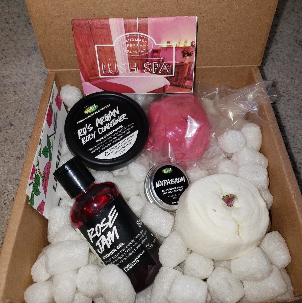 Lush Bath Set